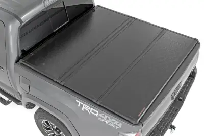 Rough Country - ROUGH COUNTRY HARD FOLDING BED COVER 5 FT BED | TOYOTA TACOMA 2WD/4WD (16-22)
