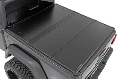 Rough Country - ROUGH COUNTRY HARD FOLDING BED COVER 5' BED | JEEP GLADIATOR JT 4WD (2020-2022)