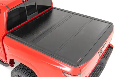 Rough Country - ROUGH COUNTRY HARD LOW PROFILE BED COVER 5' BED| CARGO MGMT | NISSAN FRONTIER (2022-2025)