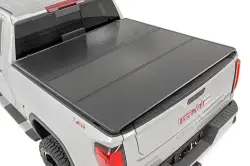 ROUGH COUNTRY HARD FOLDING BED COVER 5.5 FT BED | CHEVY/GMC 1500 (14-18)
